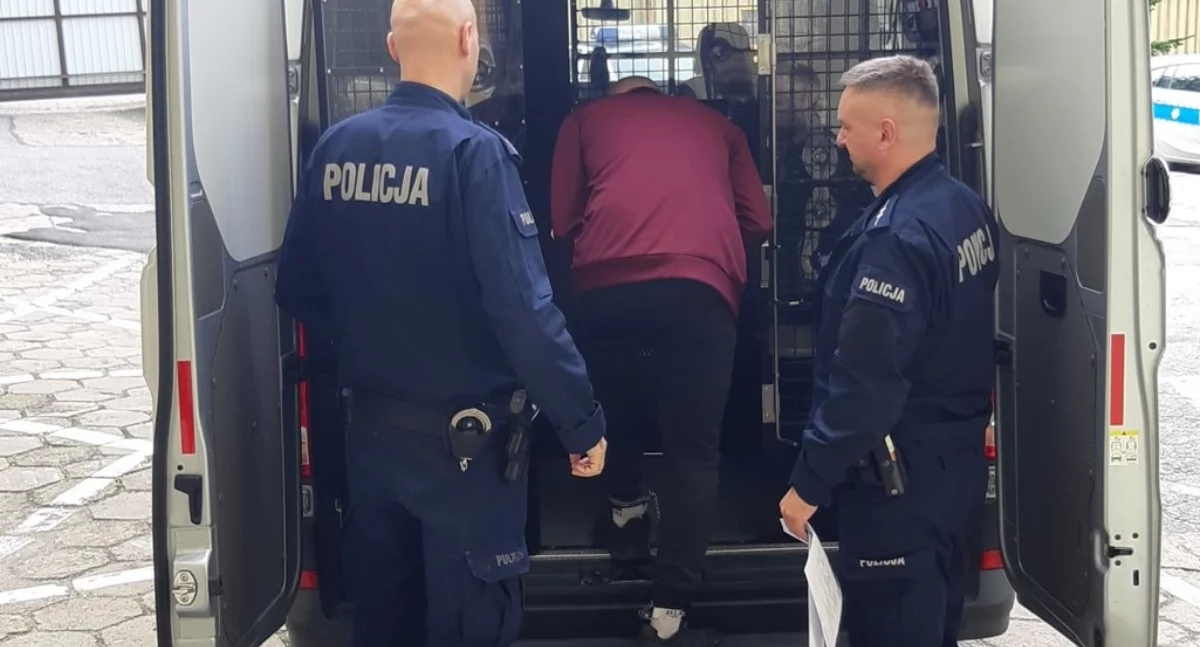 Poszukiwany 31-latek zatrzymany i przewieziony do aresztu