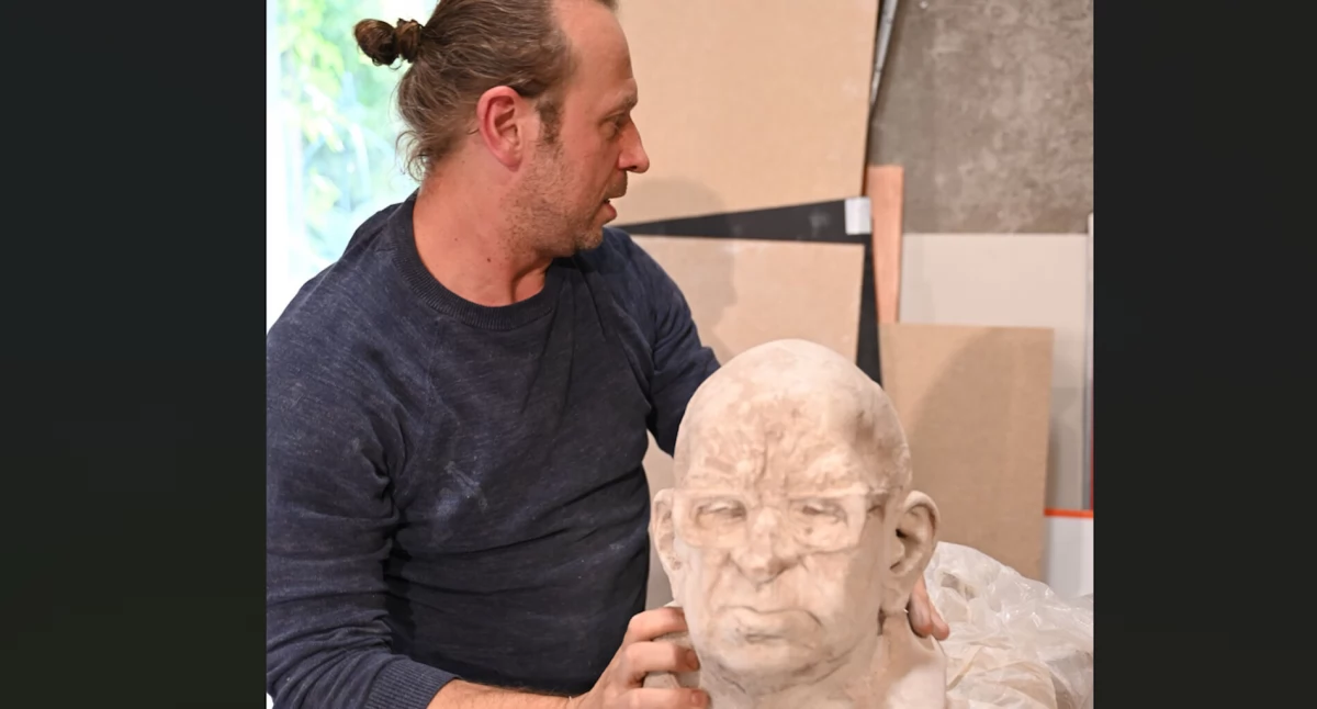 Artysta rzeźbiarz Dawid Wawrzyniak tworzy ceramiczne popiersie ks. Ottona Szymków 