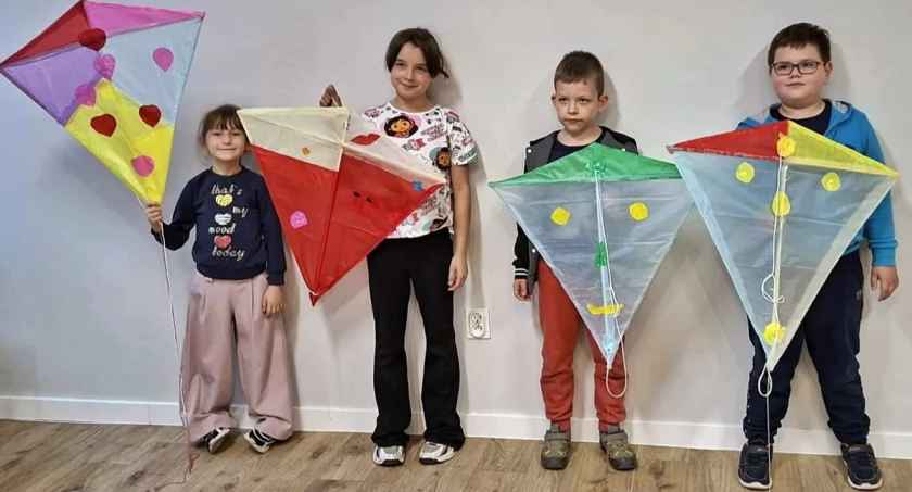 W Domu Kultury w Trzemesznie rodzinnie robili latawce (zdjęcia)