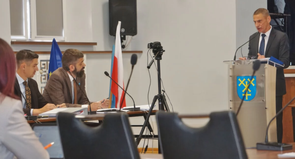 Skąd gmina ma wziąć ponad 20 milionów złotych, by spłacić balon, skatepark, trawiaste boisko oraz kryte boiska do tenisa i squasha?