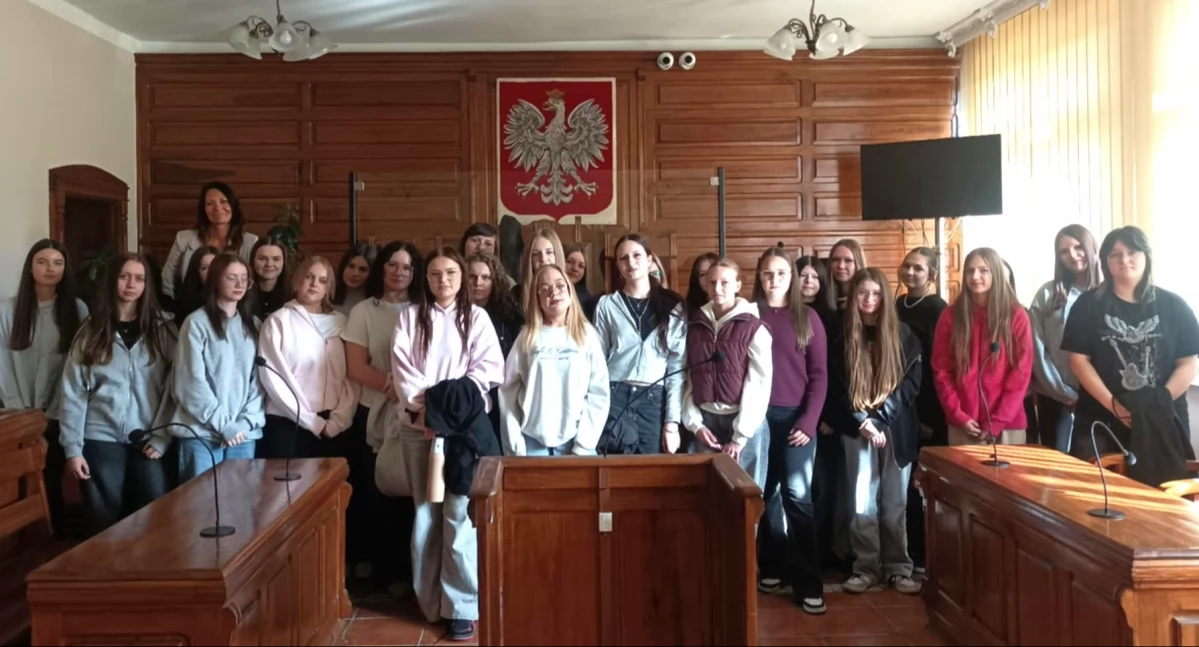 W Tygodniu Przeciwdziałania Przemocy Rówieśniczej licealistki odwiedziły Sąd Rejonowy w Mogilnie