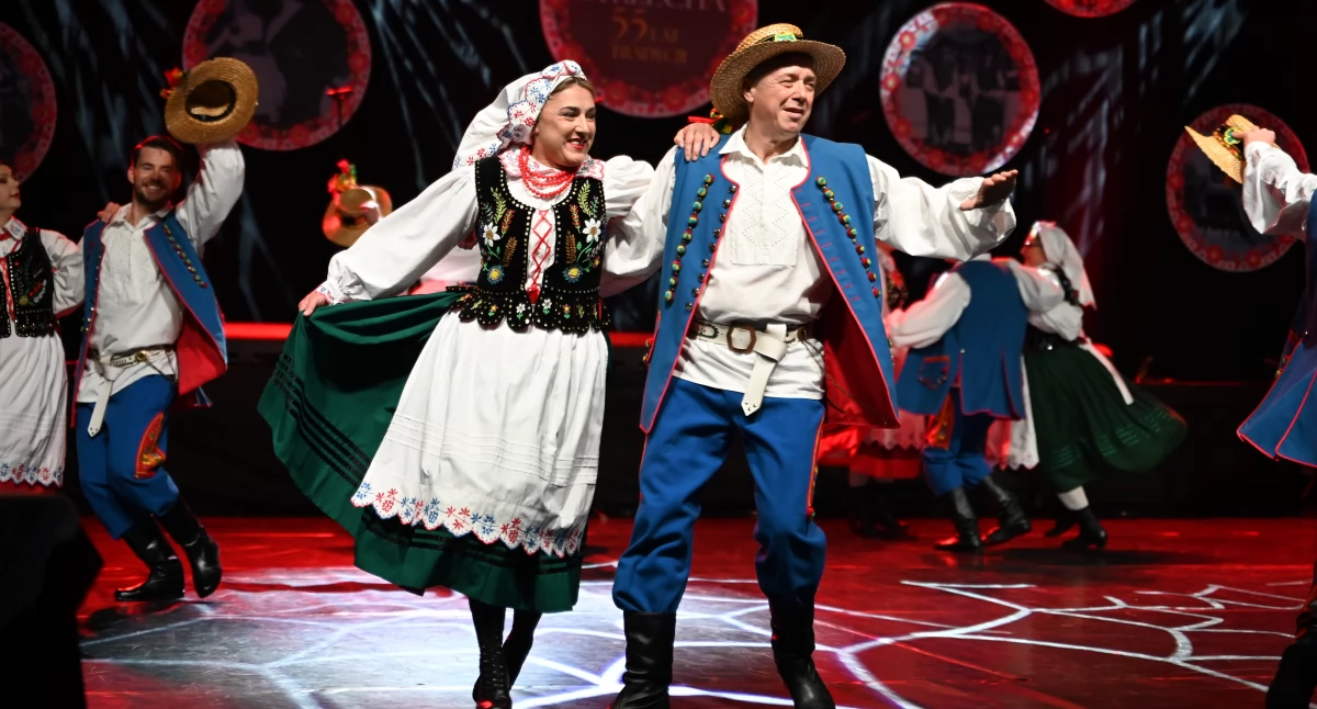 Trzemeszeńska Strzecha od 55 lat tańczy, śpiewa i niesie w świat polski folklor (film + zdjęcia)