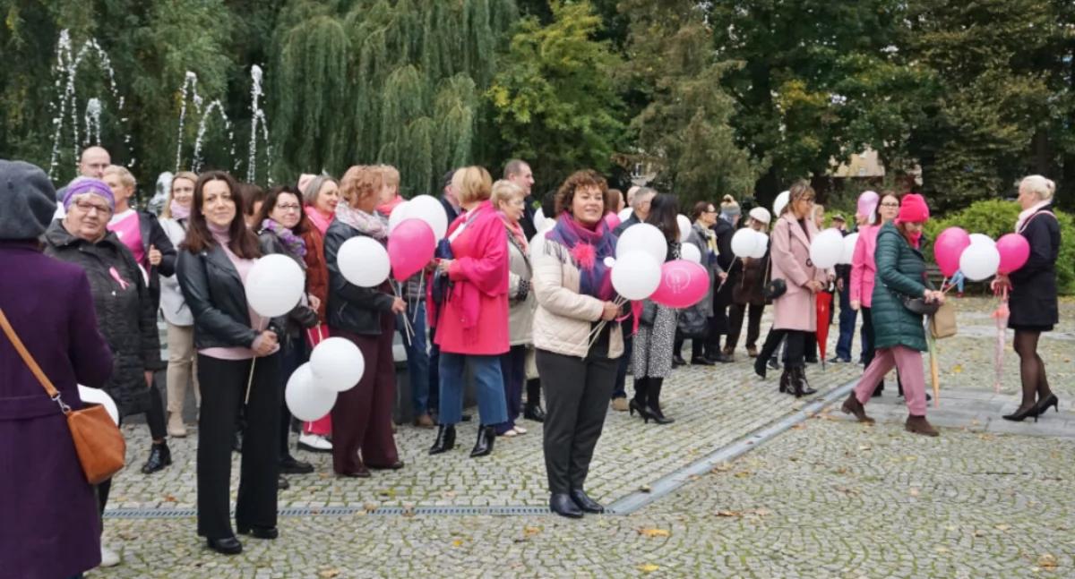 Happening i przemarsz Różowej Wstążeczki. Konkurs, prelekcje i koncert Kocham cię życie (film + zdjęcia)