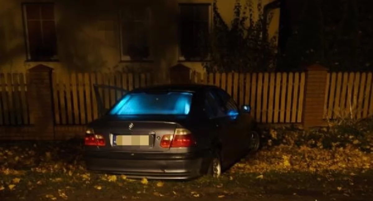 Gdy policjanci dotarli na miejsce, zastali puste bmw bez tablic rejestracyjnych