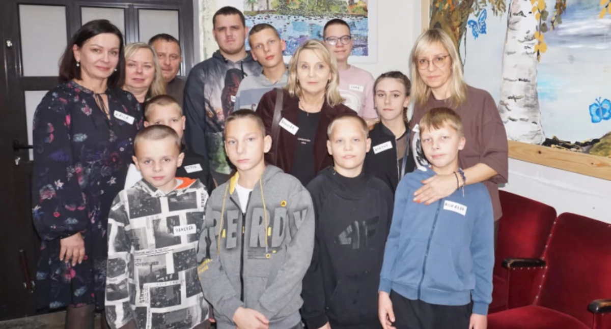 Barwny Świat widziany okiem dziecka - wystawa w holu kina Wawrzyn (zdjęcia)