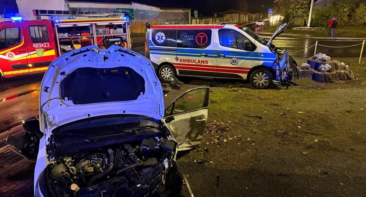 Zderzenie renaulta clio z karetką pogotowia
