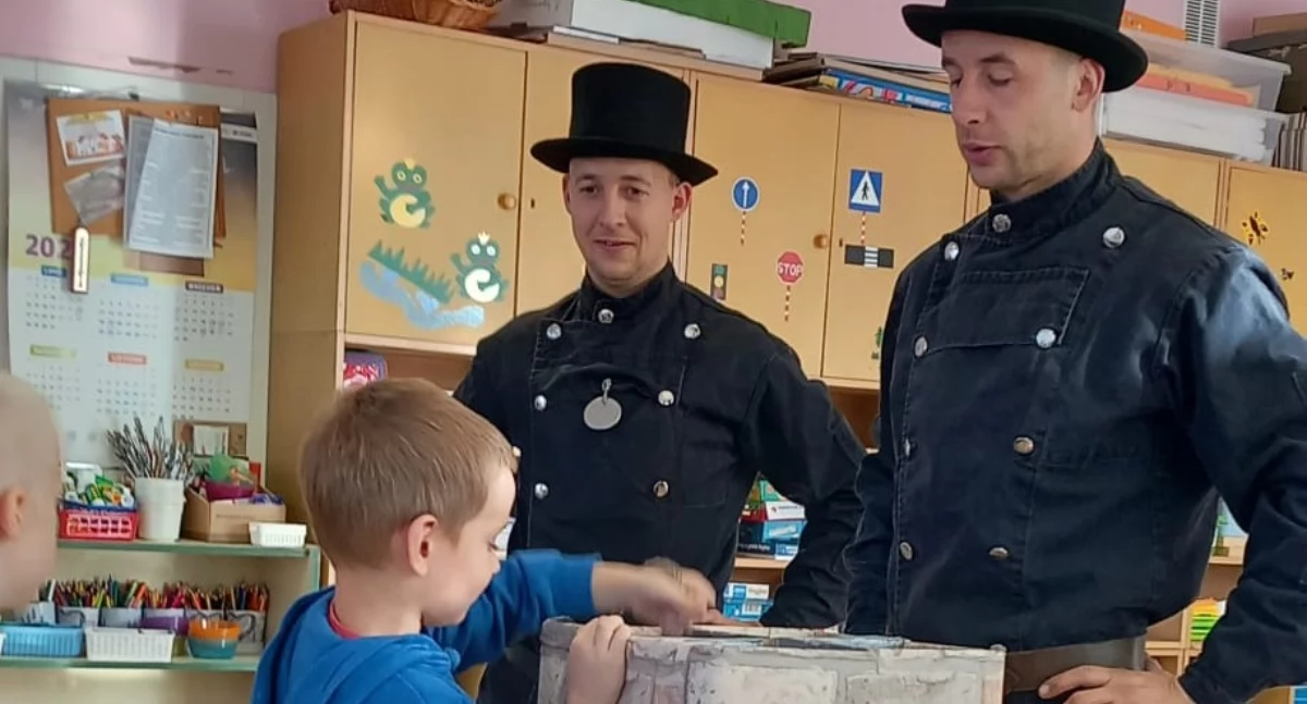 Kominiarze z wizytą u mogileńskich przedszkolaków – edukacja przez zabawę (zdjęcia)