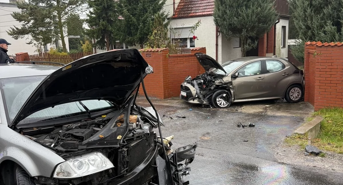 Zderzenie volkswagena z toyotą na ulicy Poznańskiej w Mogilnie