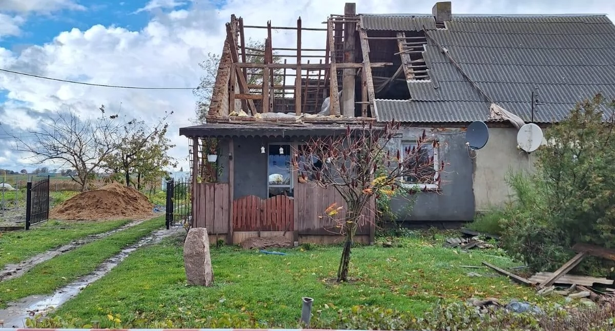 Zerwany dach, ogromne straty – 2 rodziny w Wydartowa potrzebują pomocy