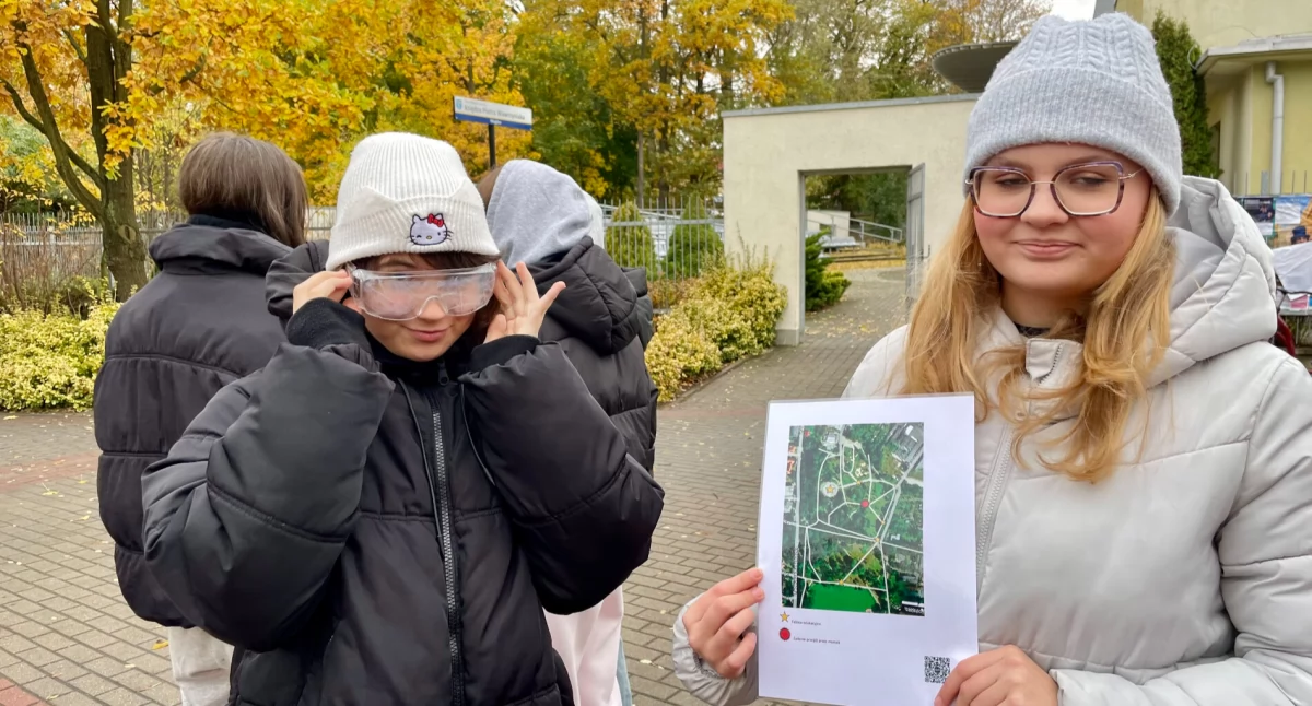 Ja nie widzę Ciebie, Ty zobacz mnie – młodzież z Mogilna podczas gry terenowej z alfabetem Braille’a (zdjęcia)