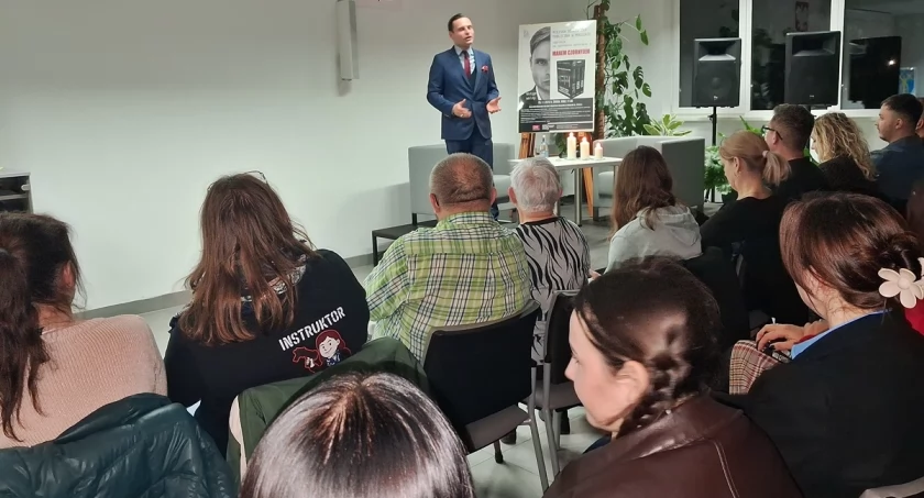 Bestsellerowy pisarz Max Czornyj gościem spotkania Biblioteki Publicznej w Mogilnie (zdjęcia)