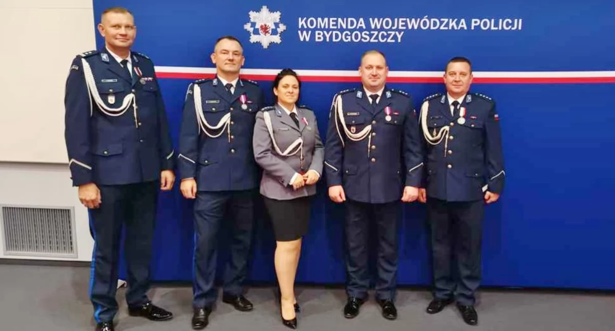 Wyróżnienia dla policjantów KPP Mogilno z okazji Dnia Niepodległości