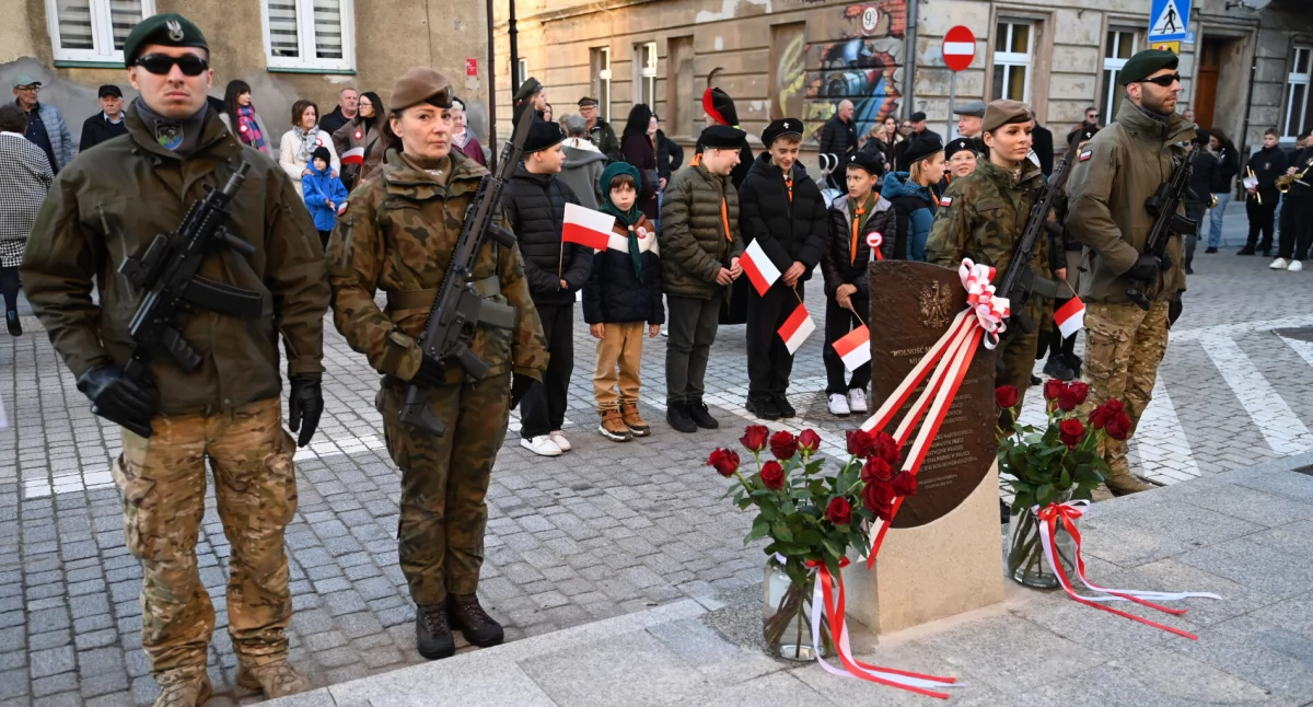 Oddali hołd uczniom LO prześladowanym przez stalinowski reżim - odsłonięcie pamiątkowej tablicy (film + zdjęcia)
