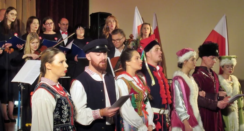 Muzyką, tańcem i śpiewem uczcili Narodowe Święto Niepodległości w Trzemesznie (zdjęcia)