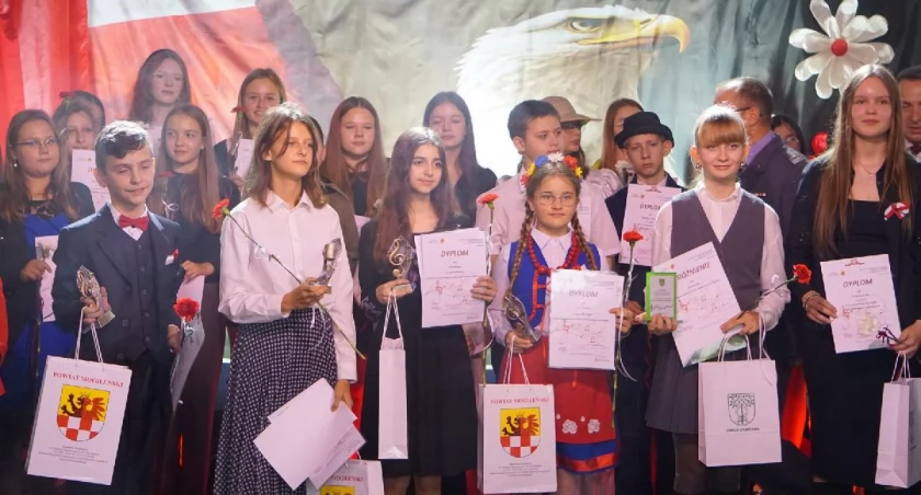 XII Powiatowy Konkurs Pieśni Żołnierskiej  i Patriotycznej w Dąbrowie. Grand Prix dla Bogny Woroch (zdjęcia)