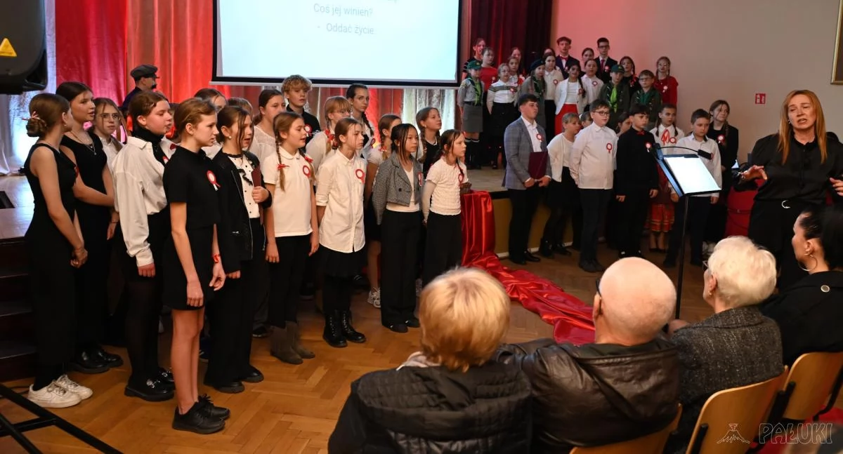 Semper Fidelis - koncert dla Niepodległej w wykonaniu chóru Kantata i koła teatralnego Cztery Żywioły (film + zdjęcia)