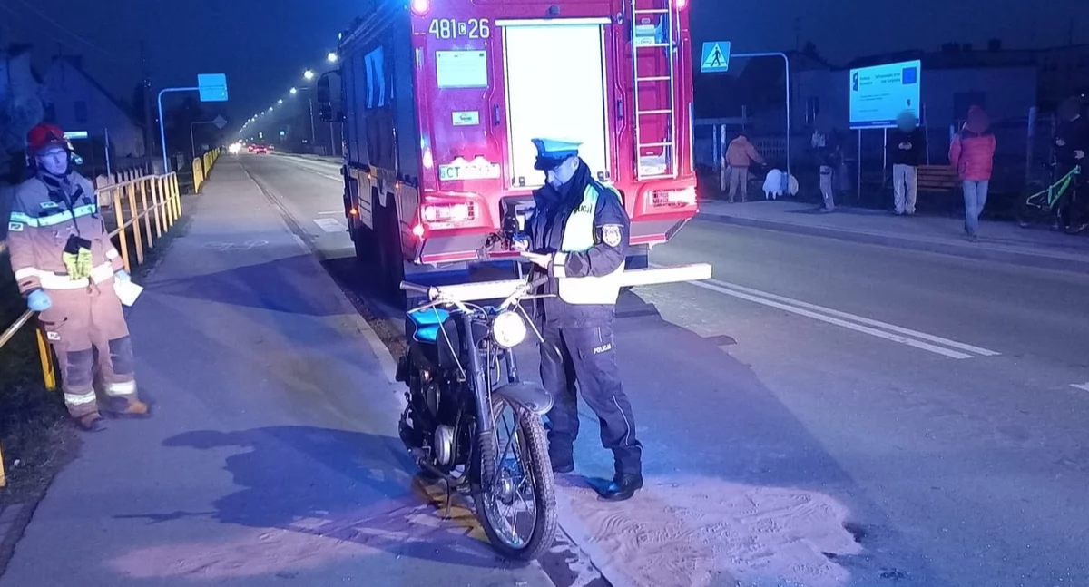 Wypadek na ulicy Padniewskiej z udziałem kierujących motocyklem i oplem corsa