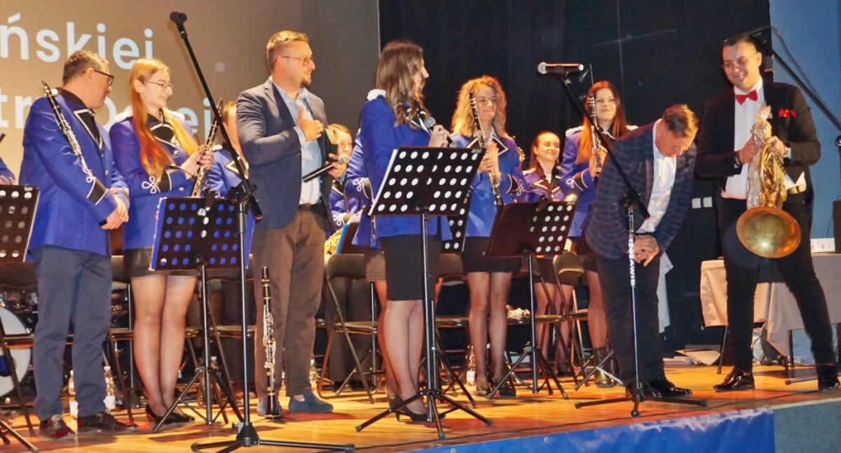 55. latka w doskonałej formie - podest i buława dla kapelmistrza, odznaki dla muzyków (zdjęcia)