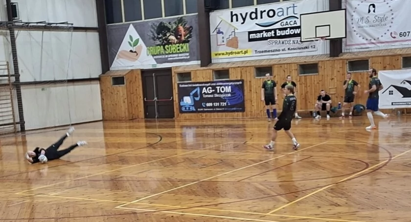 Joga Bonito pierwszym liderem Trzemeszeńskiej Ligi Halowej (zdjęcia)