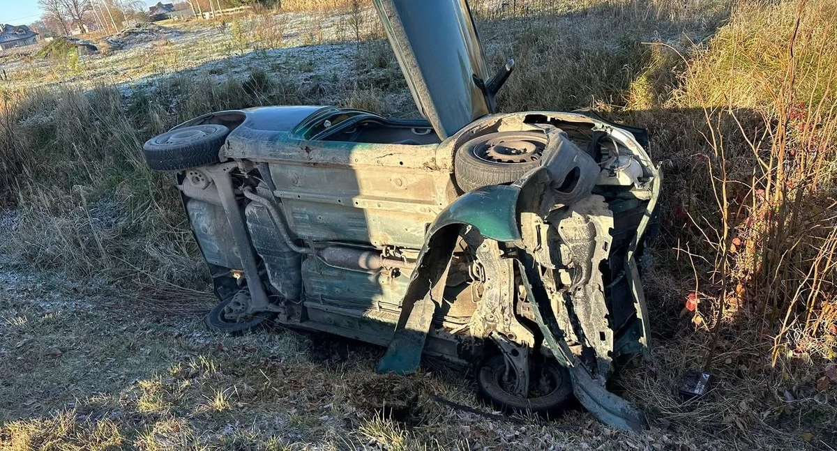 Chabsko: kierowca toyoty yaris wpadł w poślizg i wylądował w rowie