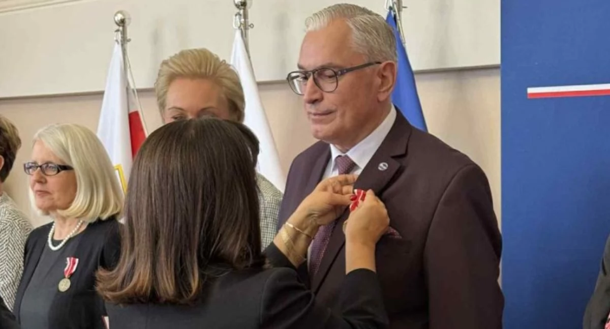 Medal Komisji Edukacji Narodowej dla Zbigniewa Grzechowskiego, dyrektora Zespołu Szkół w Mogilnie