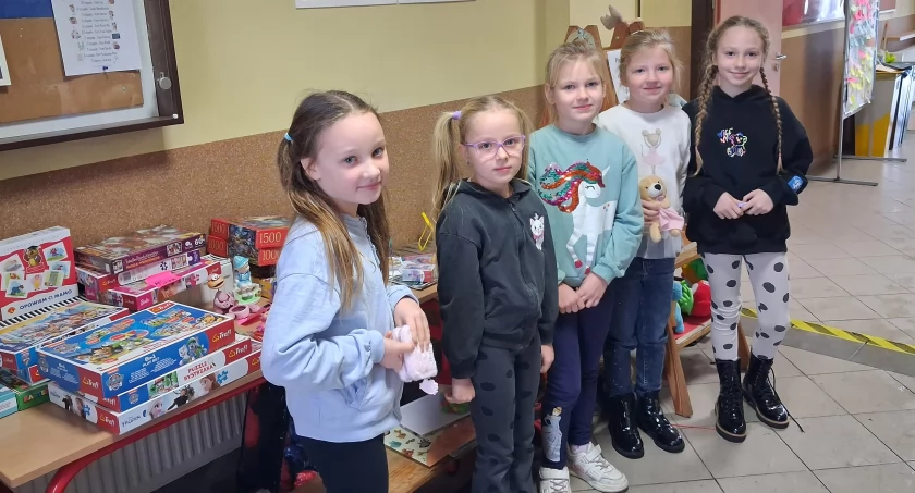 Dadzą drugie życie – kiermasz zabawek z przeznaczeniem na zakup defibrylatora AED w ZSP nr 2 w Trzemesznie (zdjęcia)