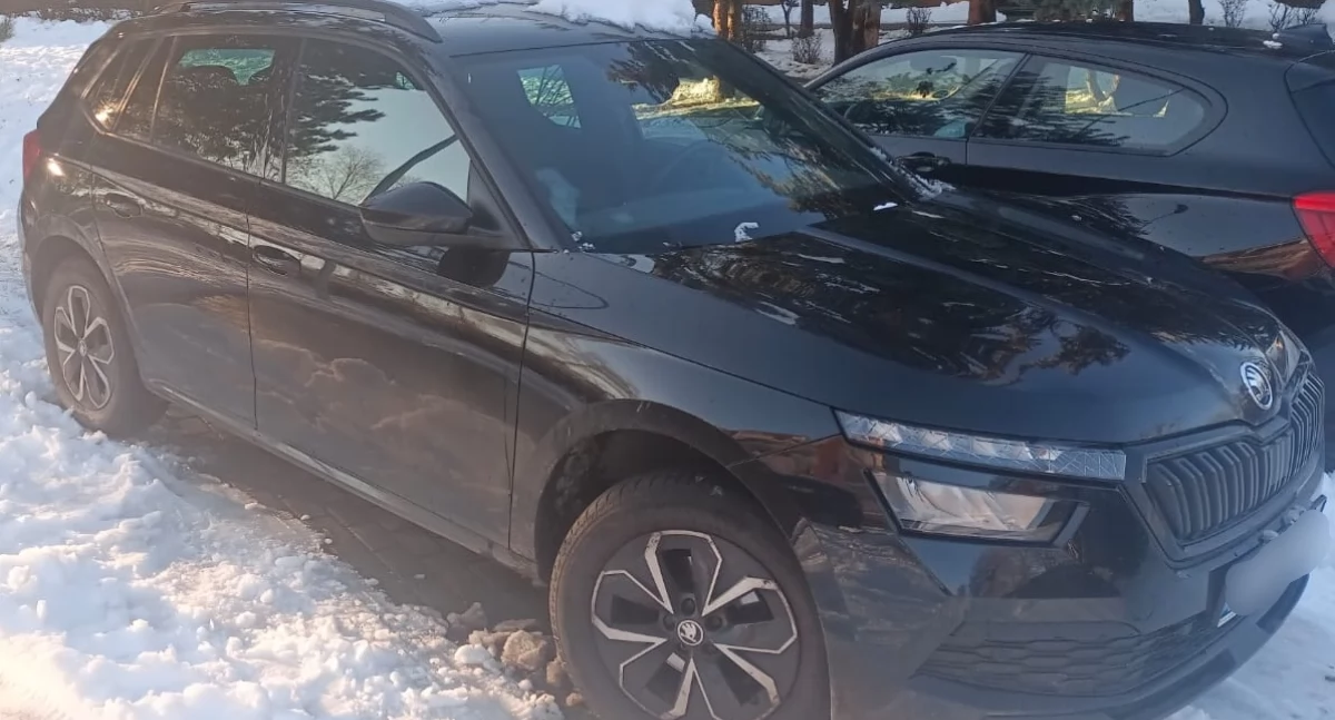 Poszukiwane auto - zaparkowane przed jednym z bloków w Mogilnie