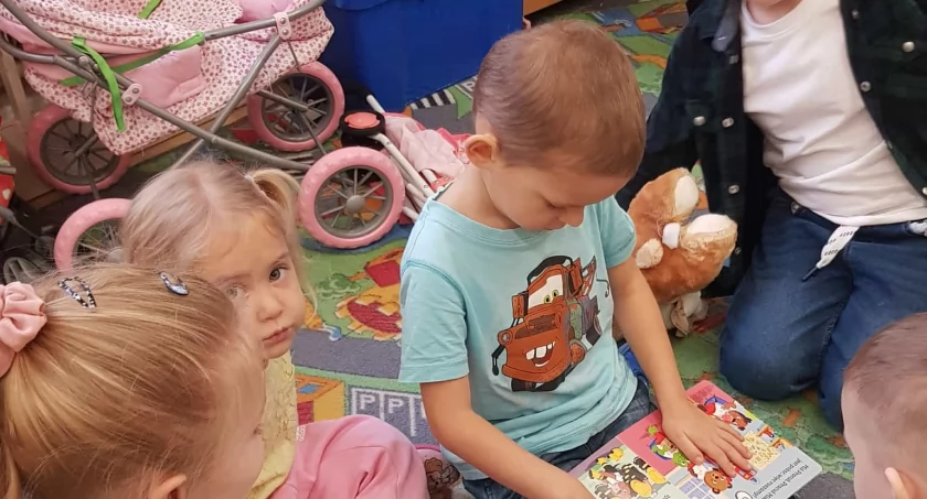 Przedszkolaki w Kruchowie wkroczyły w magiczny świat bajek, poznając zawód bibliotekarza (zdjęcia)