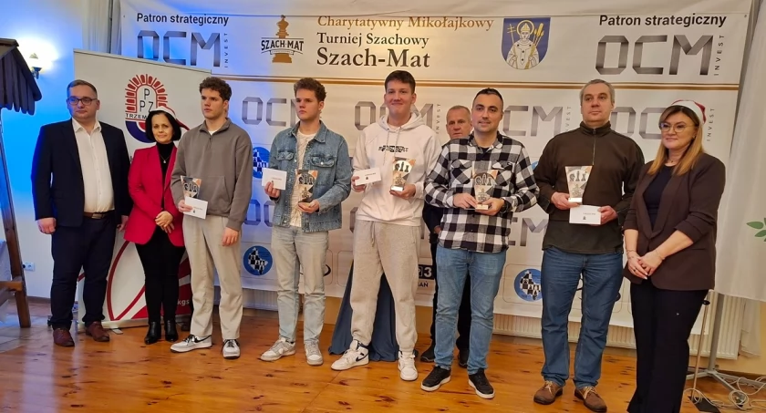 Grali, by pomóc Damianowi Gmurowi z Chabska – IV Charytatywny Mikołajkowy Turniej Szachowy Szach-Mat w Trzemesznie (zdjęcia)