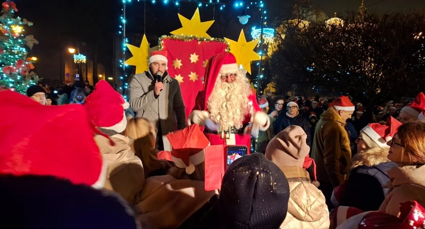 Rozbłysła choinka, która sprowadziła mikołaja z prezentami do Trzemeszna (zdjęcia)