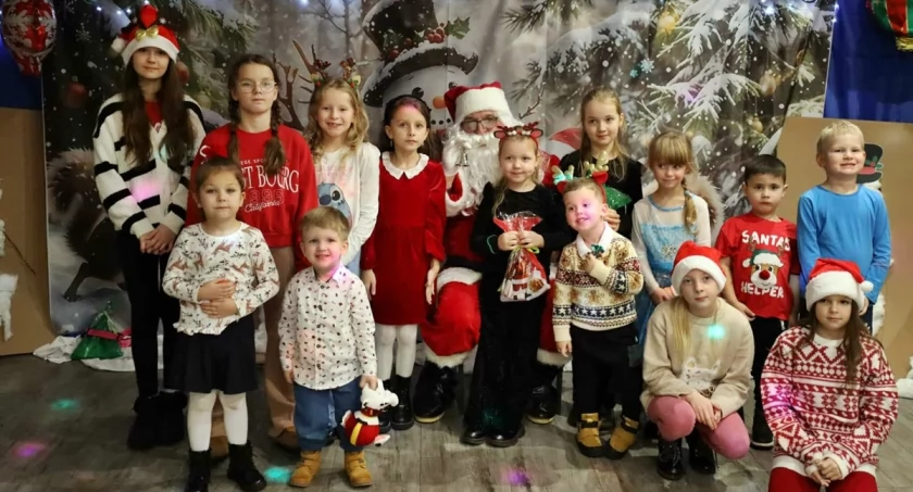 Bal Mikołajkowy w Lubiniu zakończony przybyciem gwiazdora (zdjęcia)