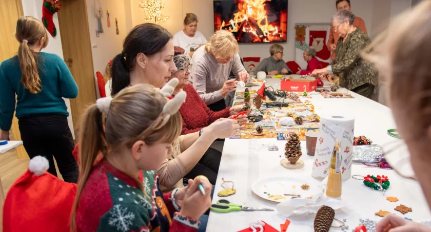 Świąteczne warsztaty w Dąbrowie. Naturalne stroiki, zimowa herbata i wspólne przygotowania do świąt (zdjęcia)