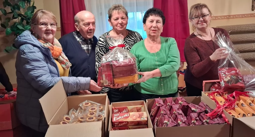 Polski Związek Emerytów i Rencistów w Trzemesznie pamięta o swoich członkach – przygotowują świąteczne paczki (zdjęcia)