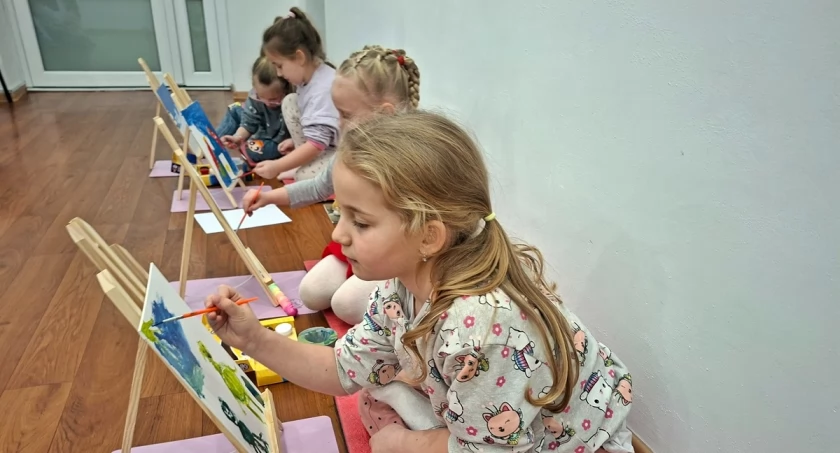 Przedszkolaki w Trzemesznie malowały obrazy inspirowane wystawą Marcelego Koniecznego (zdjęcia)