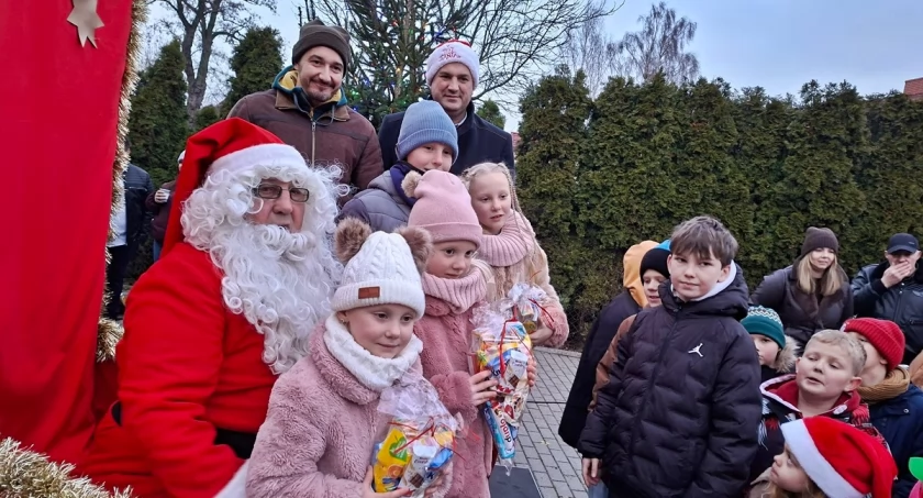 Mikołaj mimo braku śniegu dotarł także na spotkanie świąteczne w Niewolnie (zdjęcia)