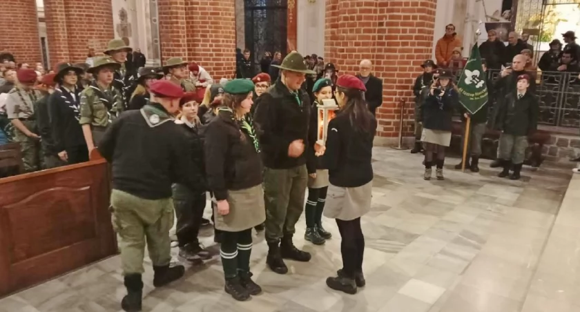 Trzemeszeńscy harcerze przekażą Betlejemskie Światło Pokoju w bazylice 23 grudnia o 17.00 
