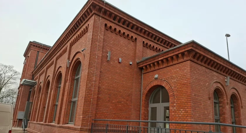 Pasażerowie PKP w Trzemesznie nie będą musieli już marznąć, przynajmniej za dnia (zdjęcia)
