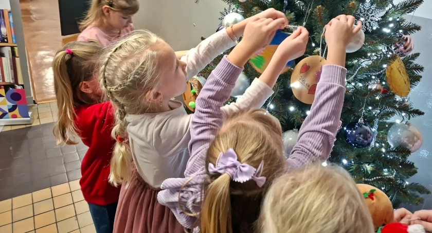 Uczestników Klubu Najmłodszych Przyjaciół Książek w Trzemesznie czekała świąteczna niespodzianka (zdjęcia)