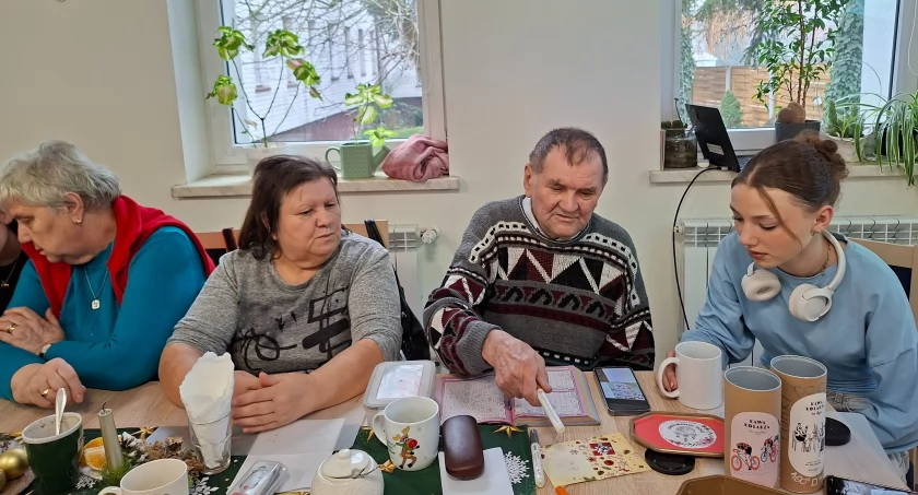 Każdy gest dobroci ma wyjątkową wartość - twórcze międzypokoleniowe spotkanie młodzieży i seniorów w Trzemesznie (zdjęcia)