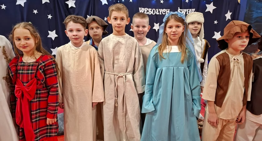 W Zespole Szkolno-Przedszkolnym w Kruchowie uczniowie zaprezentowali świąteczny spektakl W poszukiwaniu światła (zdjęcia)