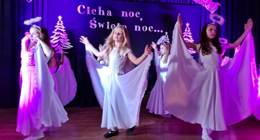 Wysoki poziom artystyczny jasełek w wykonaniu uczniów SP nr 1 w Trzemesznie (zdjęcia)