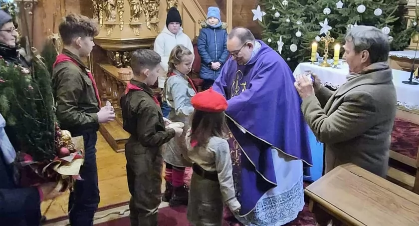 Zuchy i harcerze ze Słowikowa przekazali Betlejemskie Światło Pokoju w Kamieńcu (zdjęcia)
