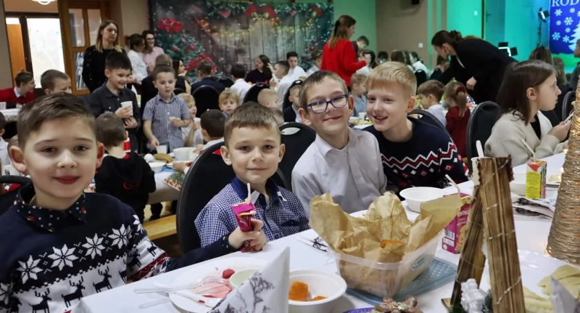 Blisko 170 osób na wspólnej szkolnej Wigilii w Słowikowie (zdjęcia)