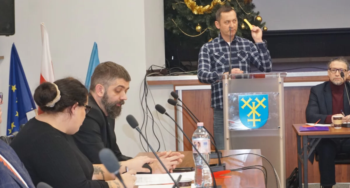 Żółta kartka dla Rady Miejskiej w Mogilnie od rodziców uczniów likwidowanych szkół w Kwieciszewie i w Strzelcach (zdjęcia)
