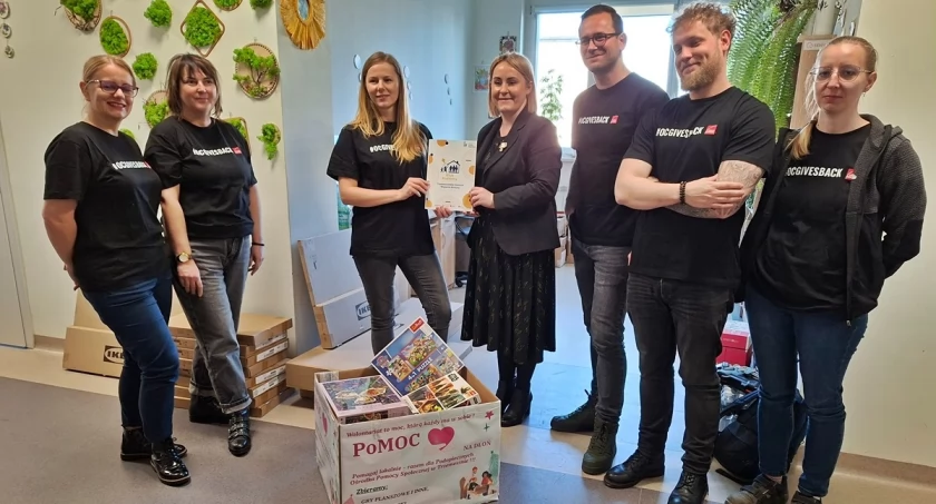 Wolontariusze PAROC Polska Owens Corning ruszyli z pomocą podopiecznym Ośrodka Pomocy Społecznej w Trzemesznie (zdjęcia)