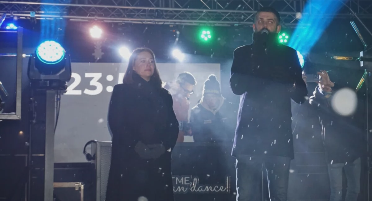Mogilnianie powitali Nowy Rok 2026 na imprezie sylwestrowej z pokazem laserowym (film + zdjęcia)
