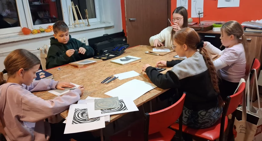 Na zajęciach Szkicownika w Domu Kultury w Trzemesznie uczestnicy szkolą swoje talenty (zdjęcia)