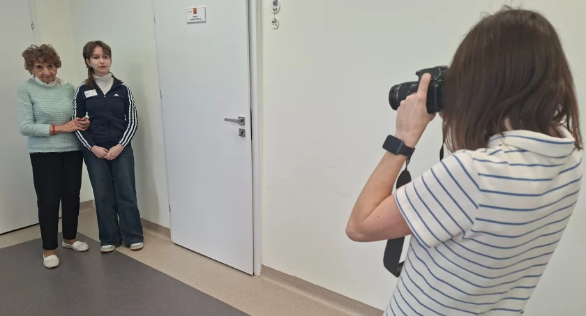 Warsztaty międzypokoleniowe w Trzemesznie: Fociarnia – od portretu po mema (zdjęcia)