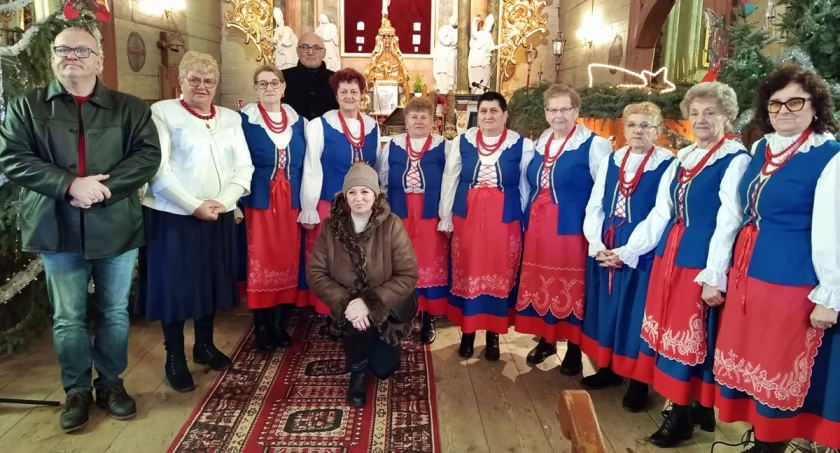 Mieszkańcy razem z zespołem Kalina z Chabska kolędowali przy żłóbku w kościele w Wylatowie (zdjęcia)