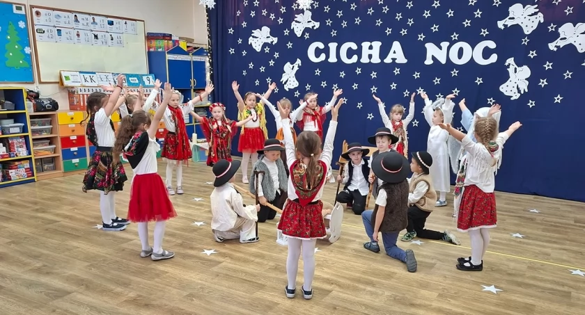 Misie z Przedszkola im. Chatka Puchatka wystawiły dla trzemeszeńskich seniorów Jasełka u Górali (zdjęcia)